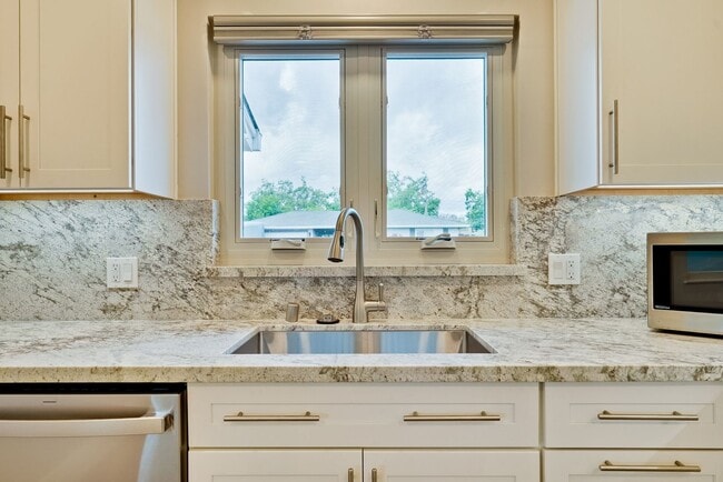 Building Photo - Fully Remodeled Single-Family Home Near Ap...