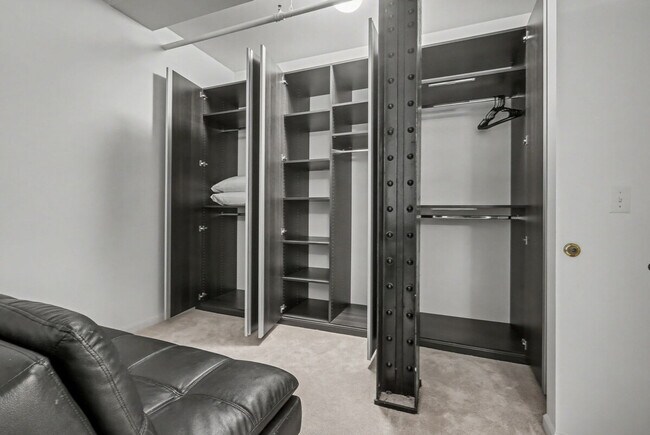 Building Photo - 1555 California St