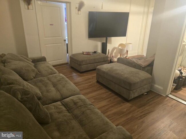 Building Photo - 82 N Sycamore Ave