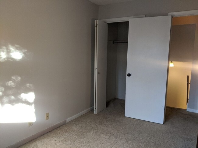 Building Photo - Cute 3 Bedroom Condo