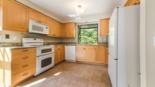 Building Photo - Stylish Fairwood Rambler with Modern Updat...