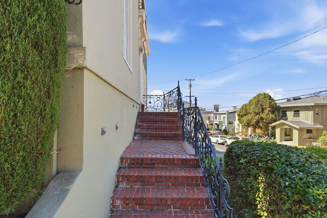 Building Photo - 501-503 Mandana Blvd