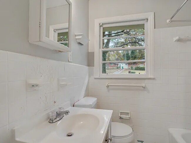 Building Photo - 3-bedroom, 1.5-bath in Decatur!