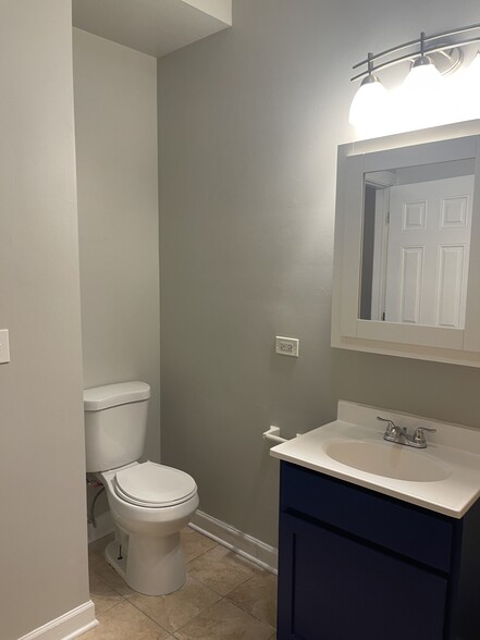 Large Bath #2 - 6201 S Champlain Ave