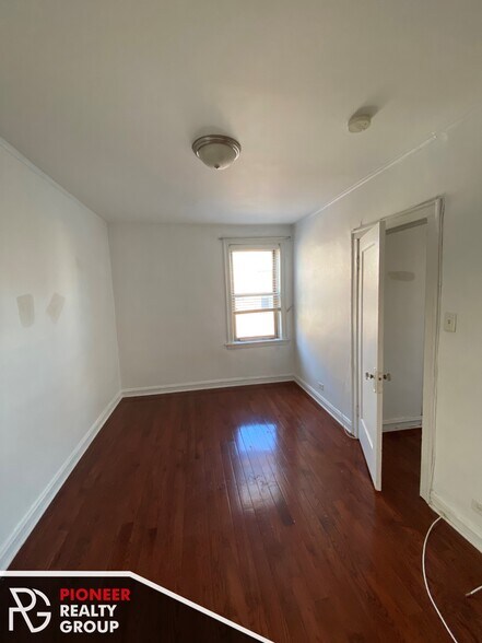 Building Photo - 546 W Surf St