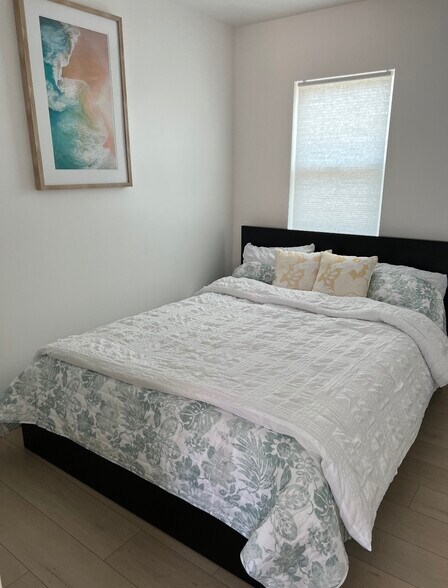 Building Photo - 9528 1/2 Redfern Ave