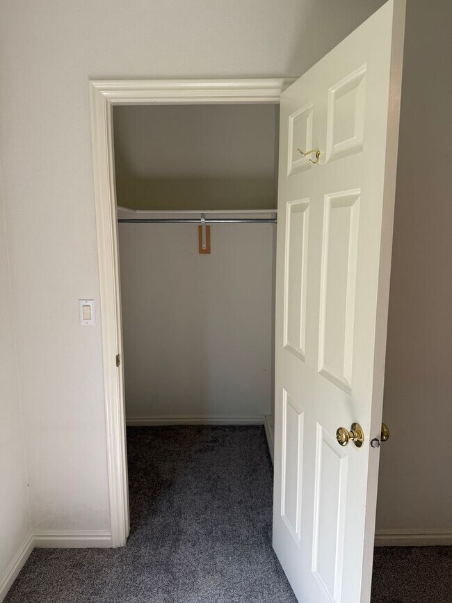 Building Photo - Single-Level Home with Community Pool, Gym...