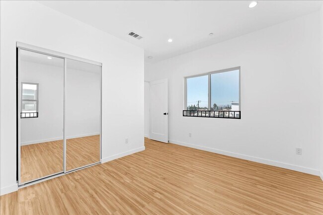 Building Photo - 4017 1/2 Mont Clair St-