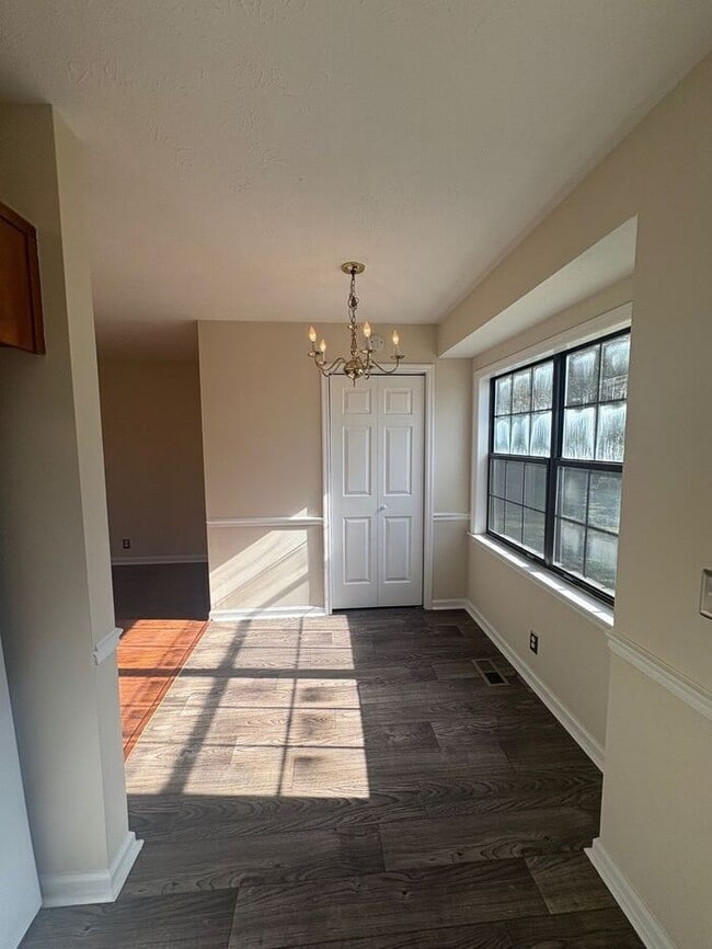 Building Photo - 3 Bed/2 Bath with Deck/Yard in quite neigh...