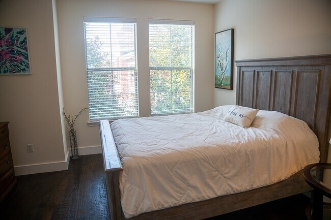 Building Photo - 1204 Lake Pointe Way