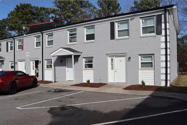 Building Photo - Beautifully Renovated 2 Bedroom Townhomes ...