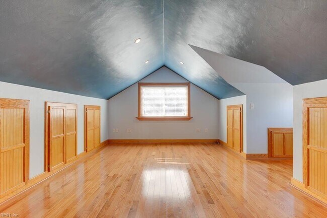 Building Photo - 407 Russell St