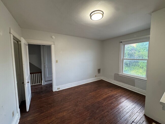 Building Photo - Pittsburgh, Mt. Washingtom Neighborhood- 3 Bedroom 1 Bath House, Yard