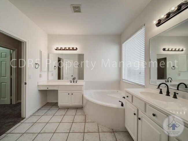 Building Photo - 520 Arcadia Dr