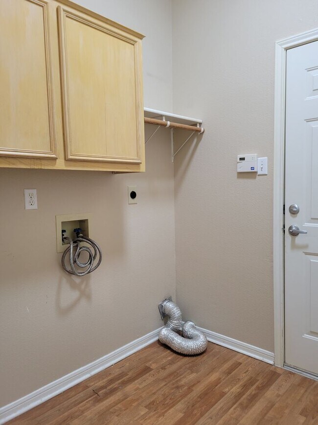 Building Photo - 3bd/2ba house close to major shopping, restaurants, and Ft. Hood!