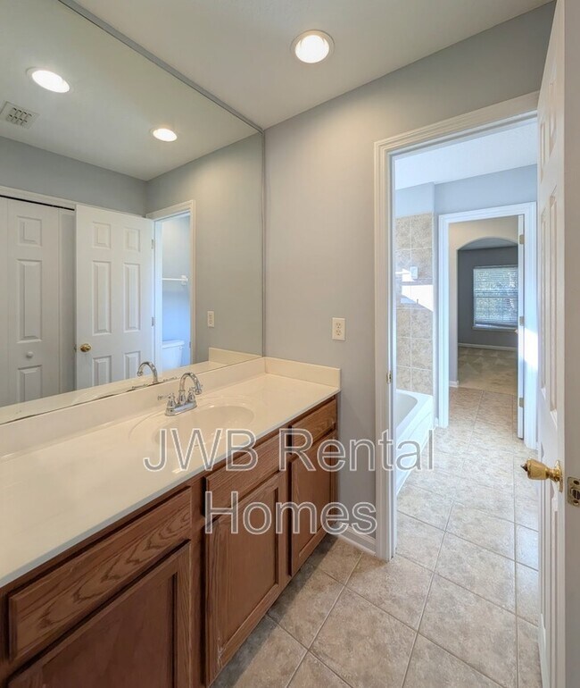 Building Photo - 129 Castlegate Ln