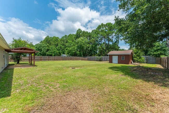 Building Photo - Charming Navarre Home on Nearly Half an Acre