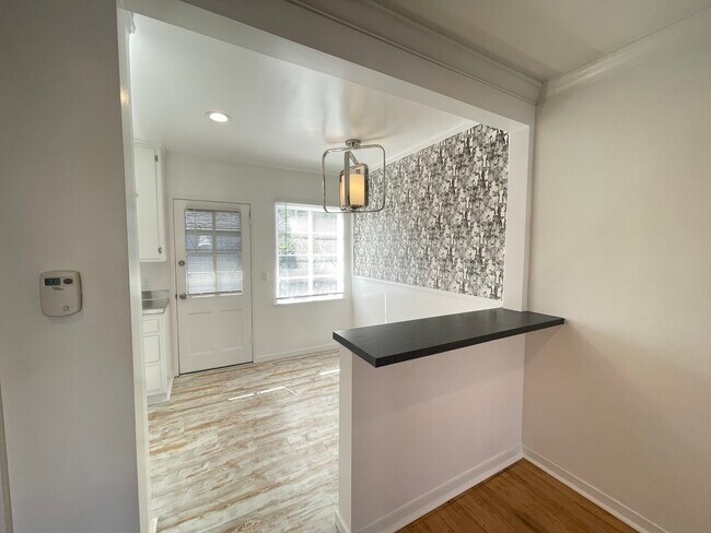 Building Photo - 11672 Oxnard St