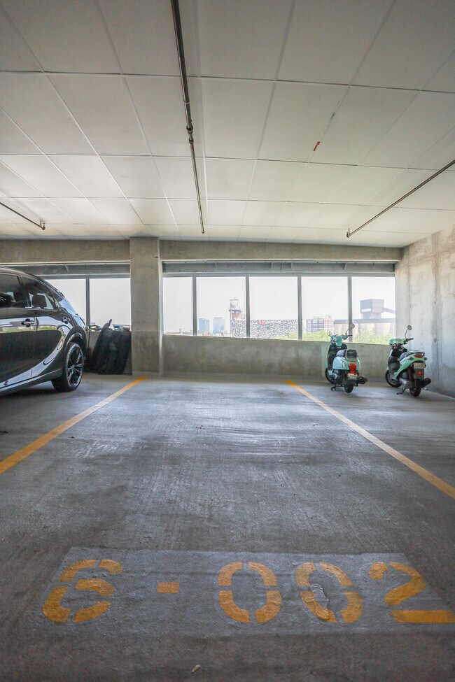 Building Photo - 901 W Huron St