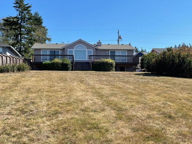 Building Photo - Lovely Mid-Island Home Available August 19th!