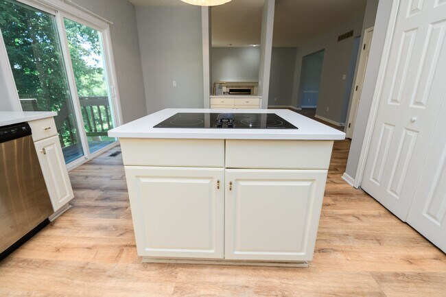 Building Photo - 5 bedroom / 2.5 bathroom Home for Rent in Valparaiso