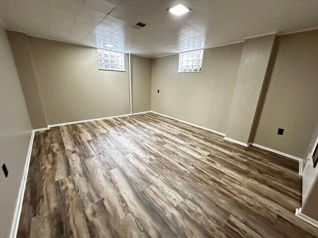 Building Photo - 3 Bed 1.5 Bath with an Additional Bedroom