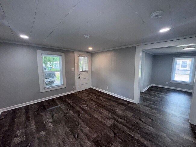 Building Photo - 407 Elm Ave NW