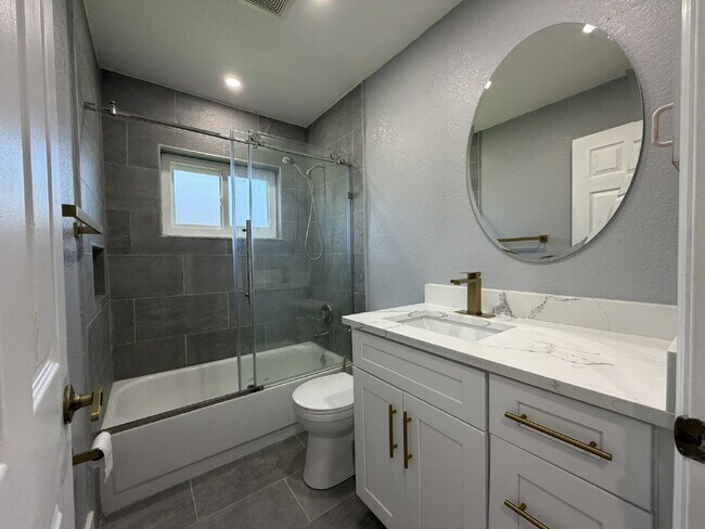 Building Photo - "Charming 3-Bedroom Retreat with 2 Full Baths on Aurora St NW!"