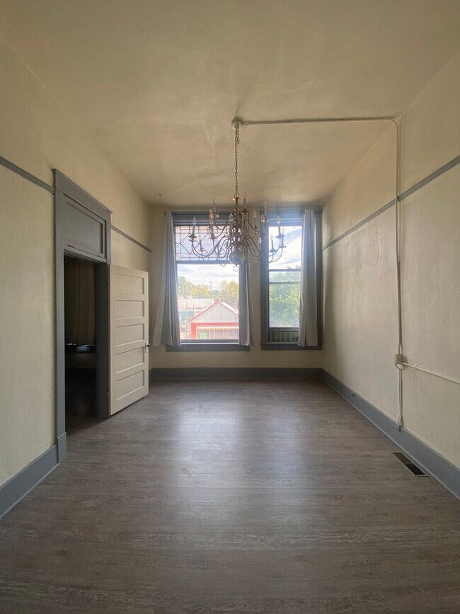 Building Photo - Main Street Upstairs Apartment in Aztec