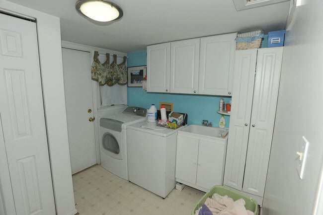 Building Photo - 2788 Pinewood Dr