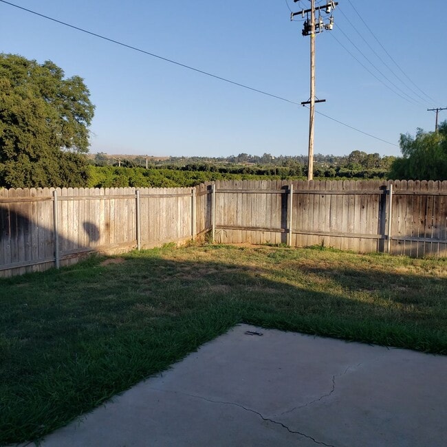 Building Photo - (((AVAILABLE))) REDLANDS 3bed 2 bath Must ...