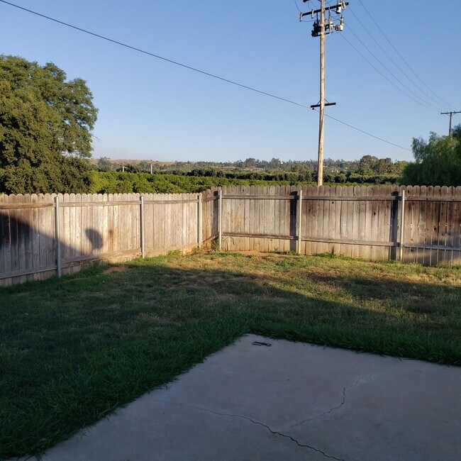 Building Photo - (((AVAILABLE))) REDLANDS 3bed 2 bath Must See!