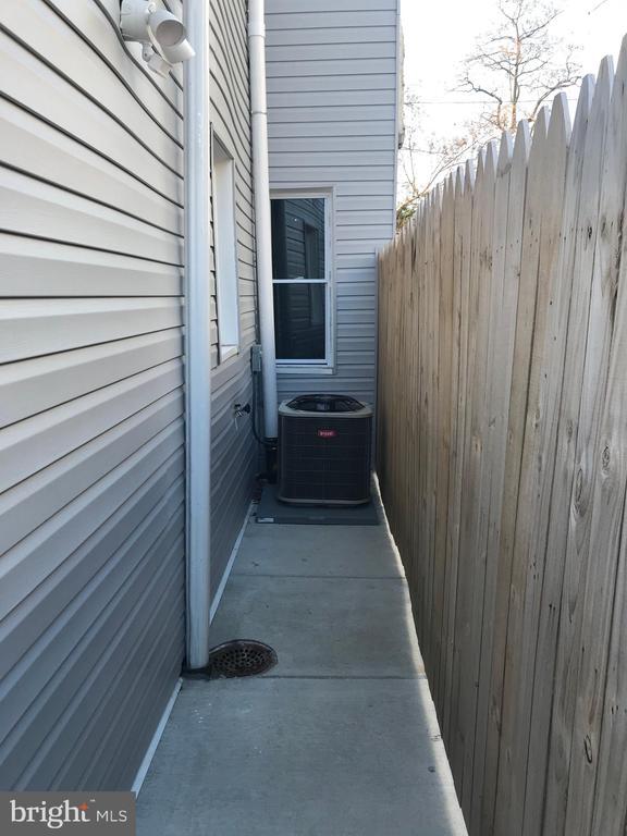 Building Photo - 1829 N Ringgold St