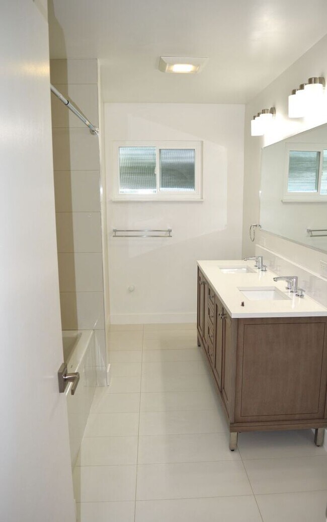 Building Photo - Crest23-25