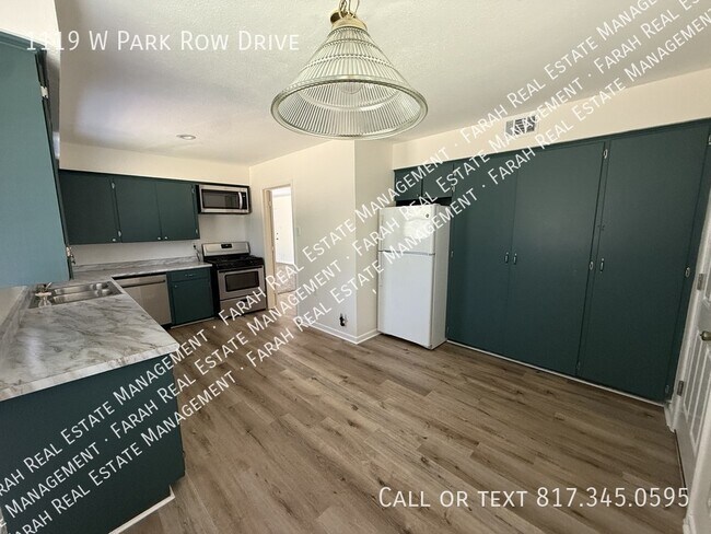 Building Photo - 1119 W Park Row Dr