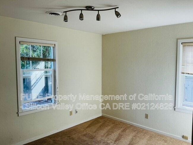 Building Photo - 624 Button St