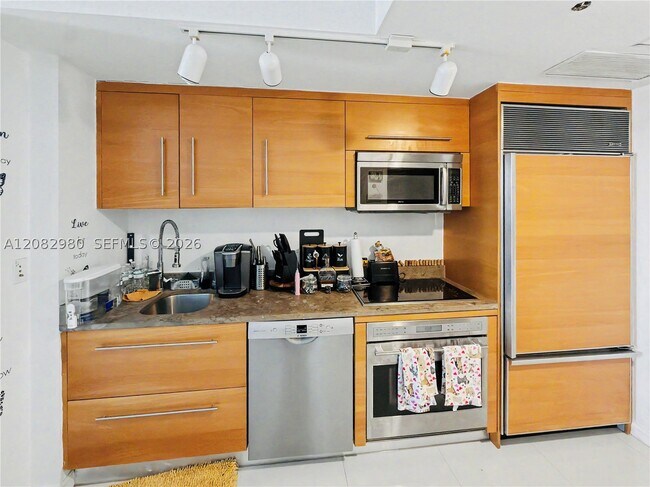 Building Photo - 475 Brickell Ave