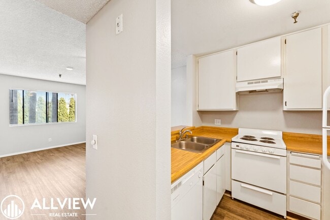 Building Photo - Coastal 1 Bed, 1 Bath Condo Available NOW ...