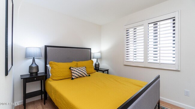 Building Photo - 1460 N La Rosa Dr