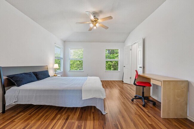 Building Photo - 13400 Rossello Dr