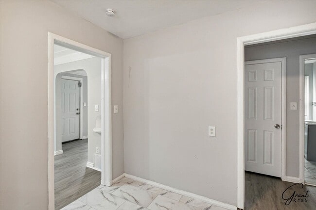 Building Photo - $1,300/month - 3 Bed 1 Bath Single Family ...