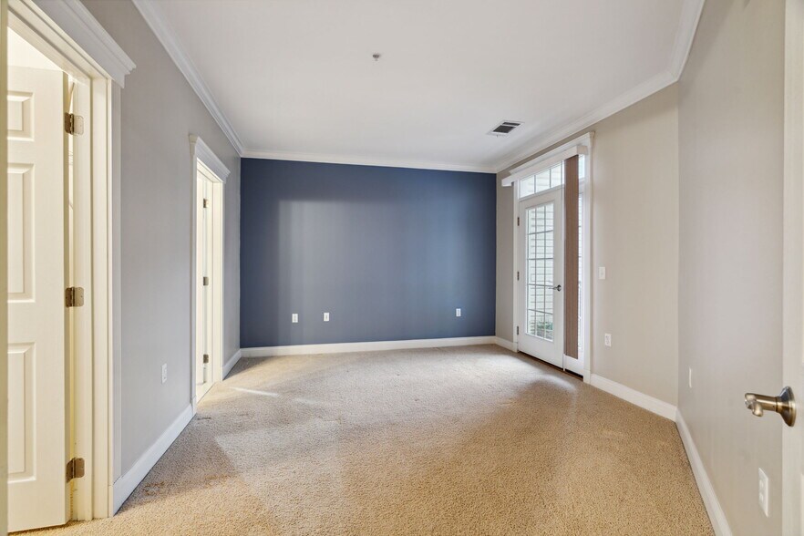 Building Photo - 300 W Elm St