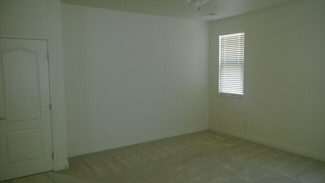 Building Photo - Excellent Elk Grove Location, Spacious 4 b...