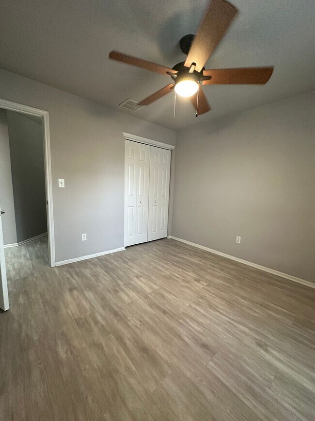 Building Photo - Amazing Ground Level 2 Bedroom!