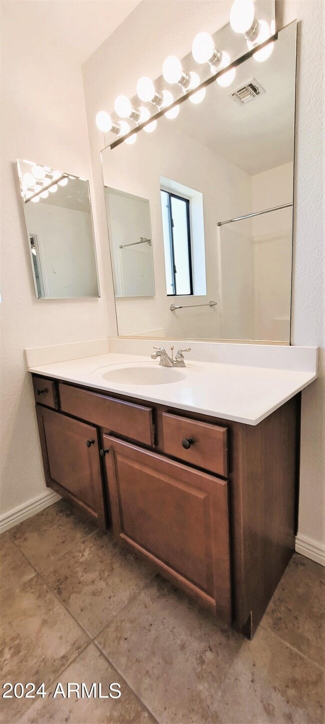 Building Photo - 220 S Paloma