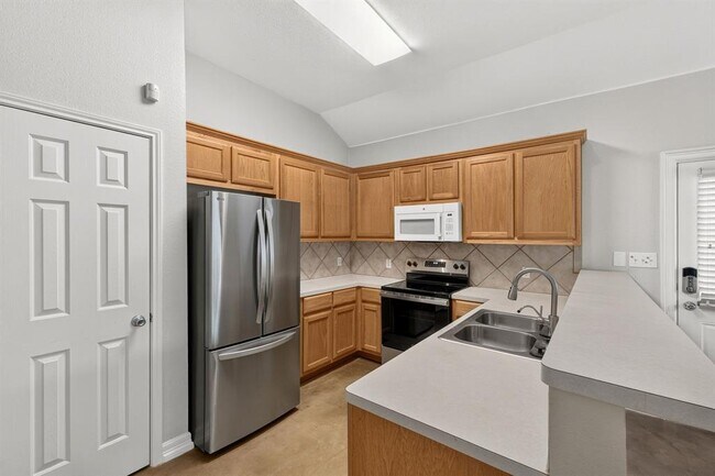 Building Photo - 1002 Castile Rd