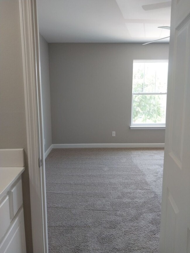 Building Photo - Gorgeous 3 Bedroom 2 Bath Townhome