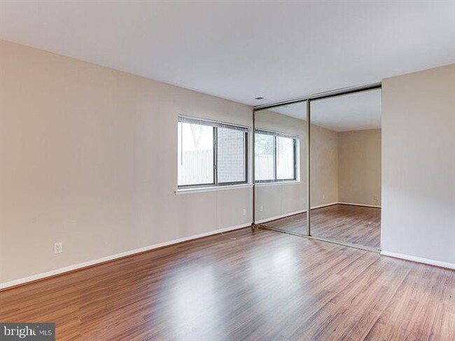 Building Photo - 2621 Glengyle Dr