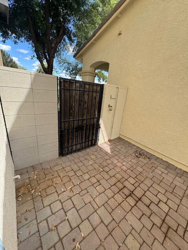 Building Photo - 4 BEDROOM HOME IN POWER RANCH