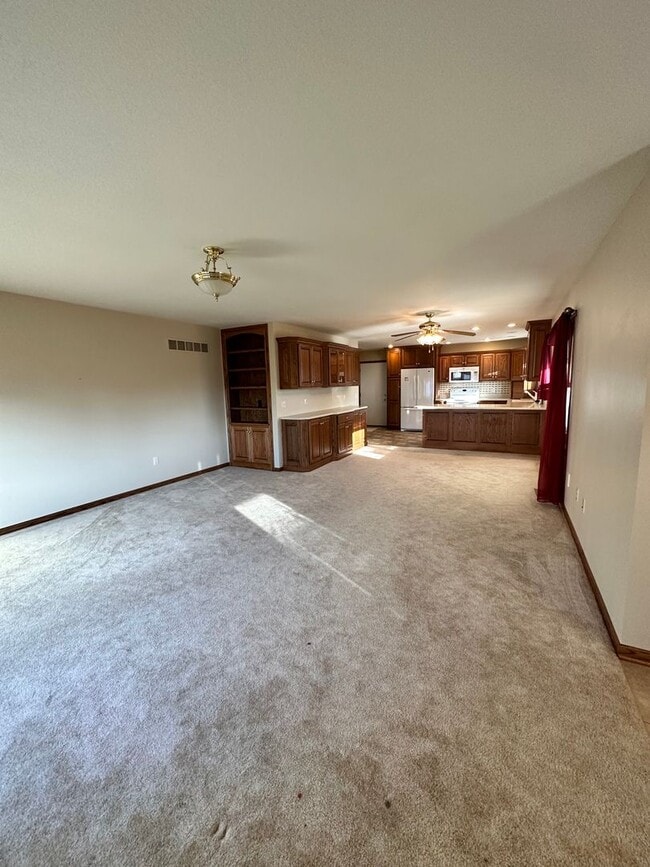 Building Photo - Rent: 4 Beds